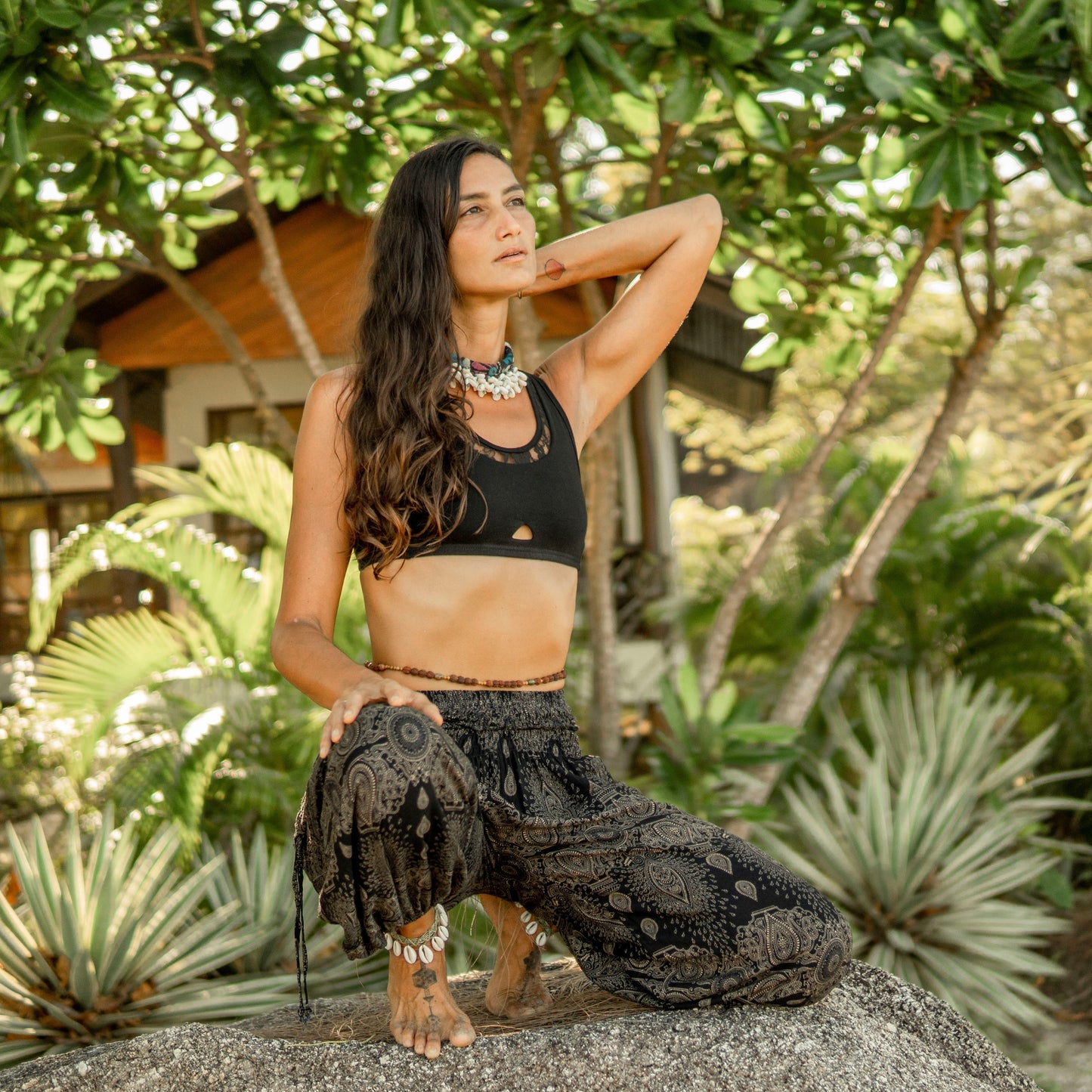 luftige Pluderhose mit filigranem Muster in schwarz