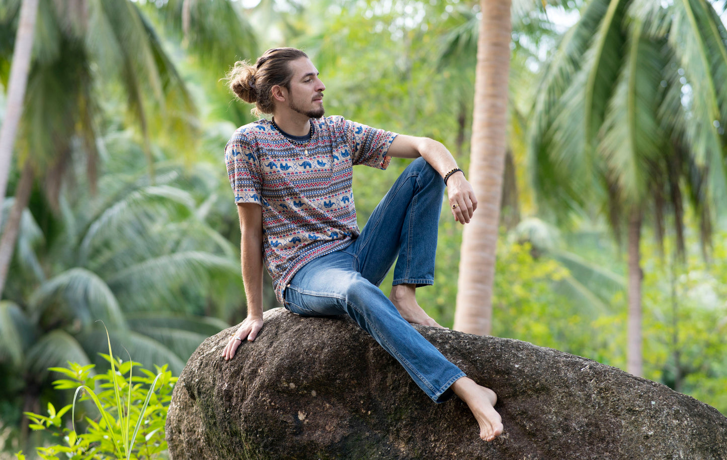 gemustertes T-Shirt für Männer in beige blau rot mit Elefanten