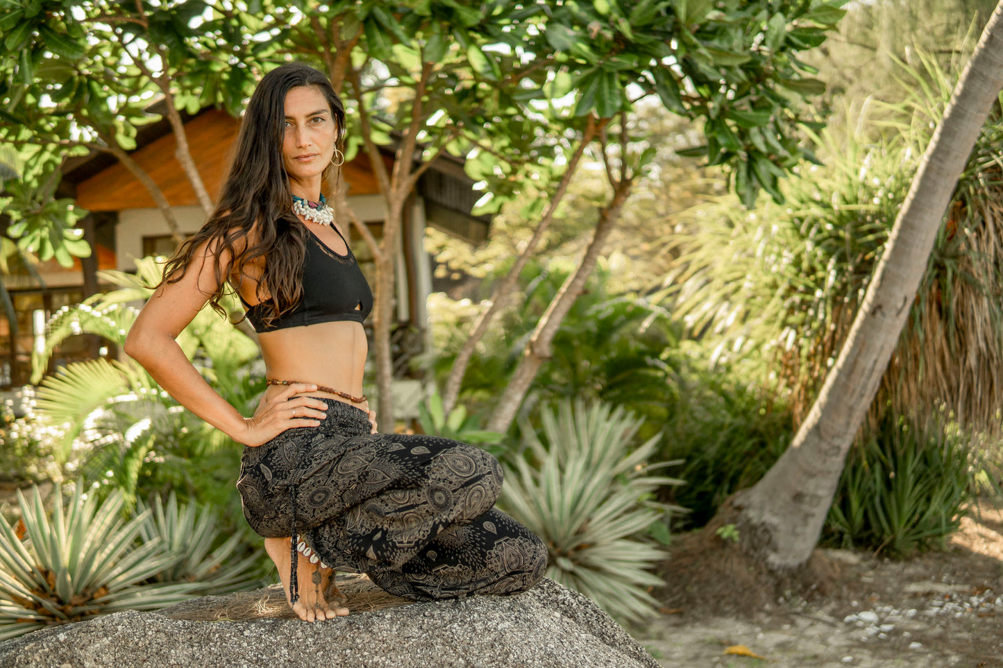 luftige Pluderhose mit filigranem Muster in schwarz