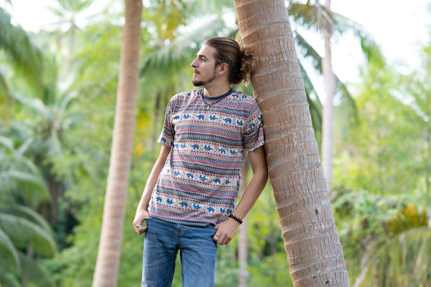 gemustertes T-Shirt für Männer in beige blau rot mit Elefanten