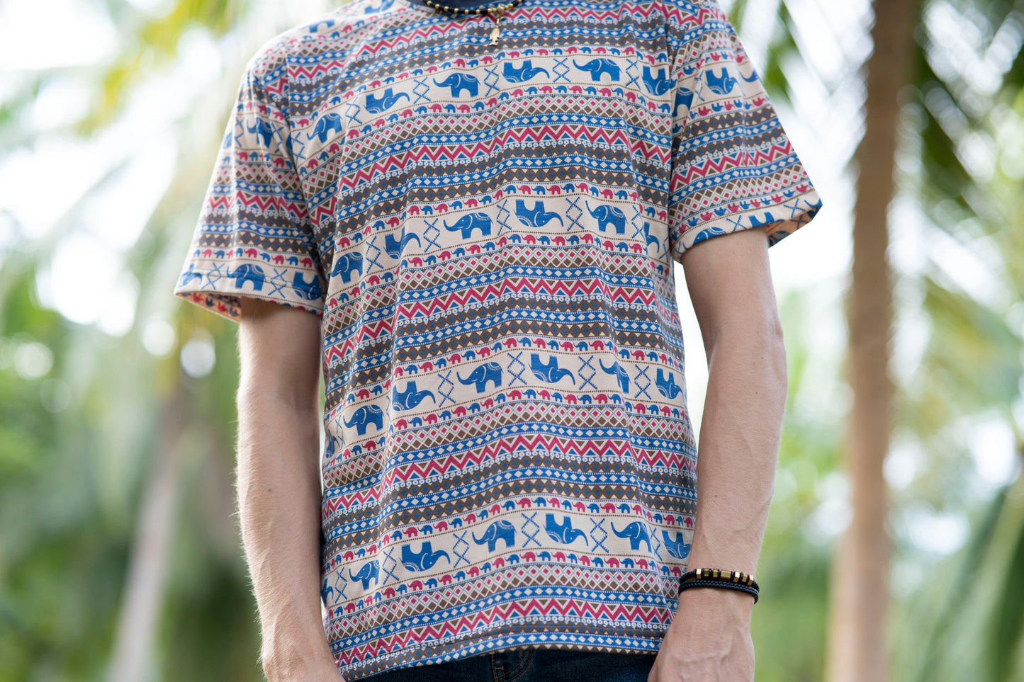 gemustertes T-Shirt für Männer in beige blau rot mit Elefanten