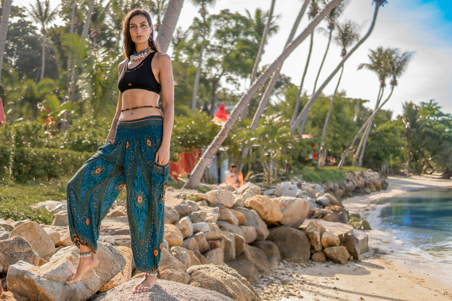 luftige Pluderhose mit Pfauenmuster in türkis