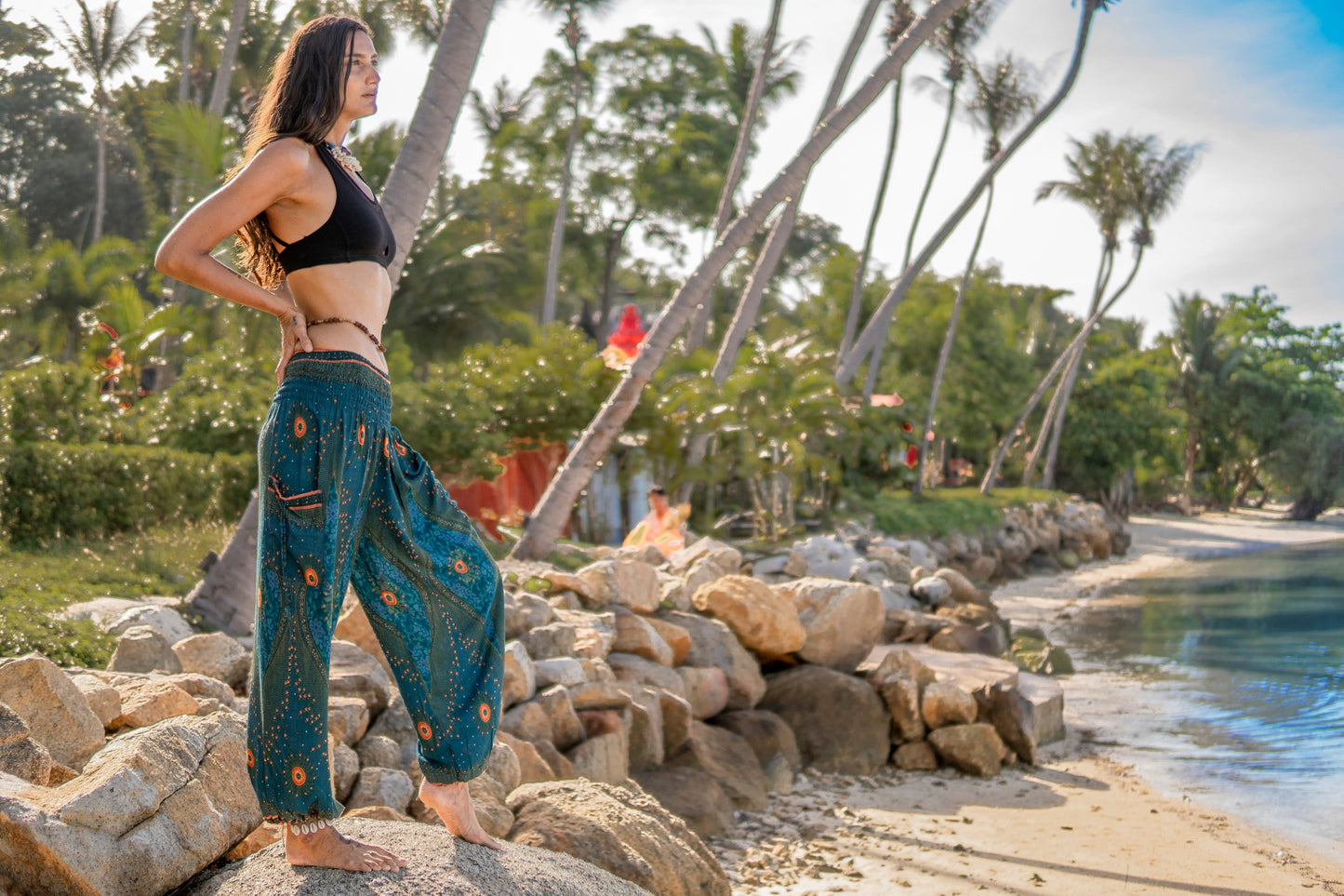 luftige Pluderhose mit Pfauenmuster in türkis