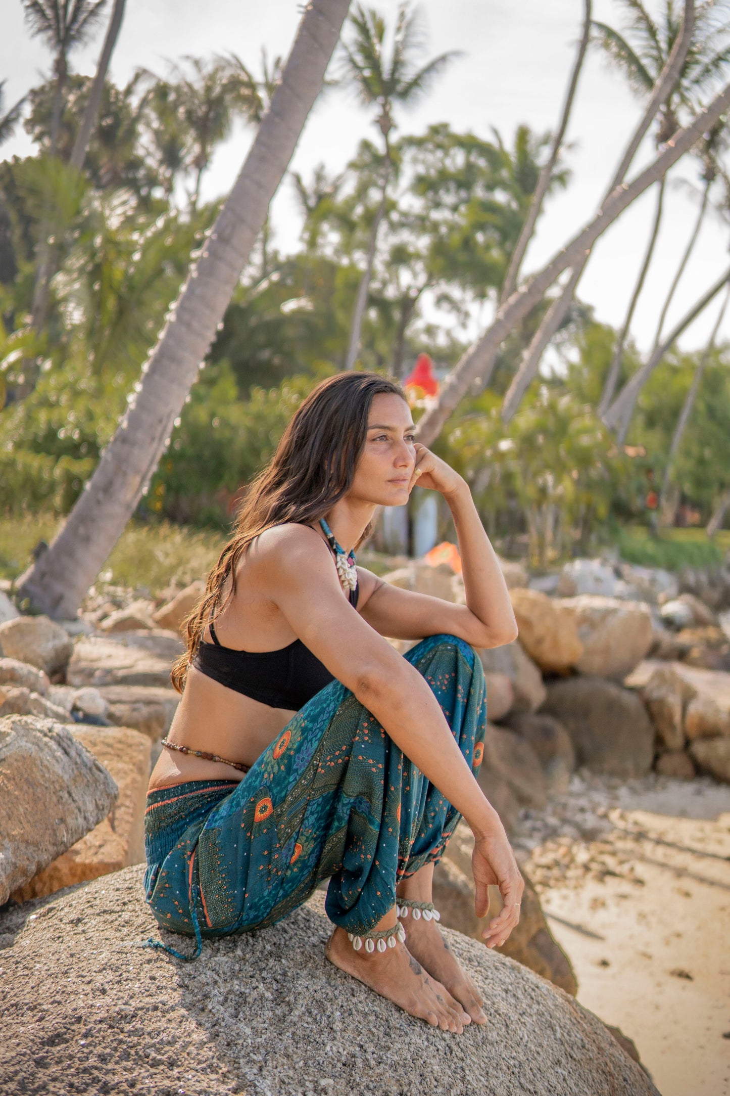 luftige Pluderhose mit Pfauenmuster in türkis