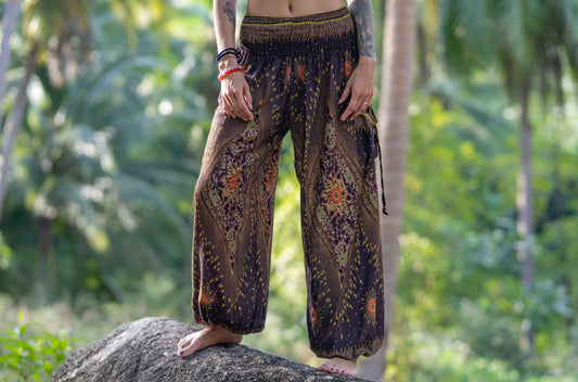 Airy harem pants with a peacock pattern in brown