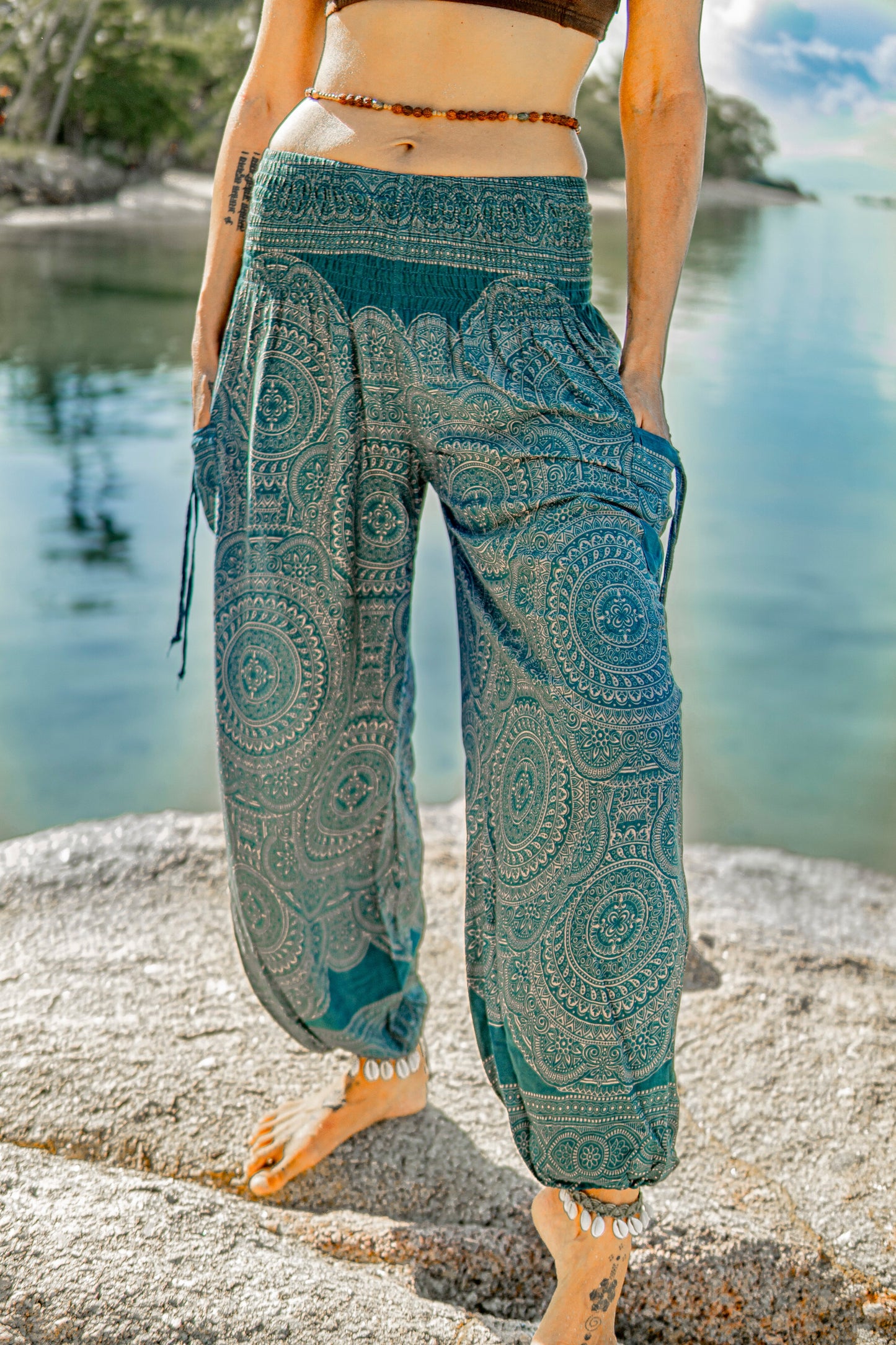 luftige Pluderhose mit Mandalamuster in blau mit Taschen
