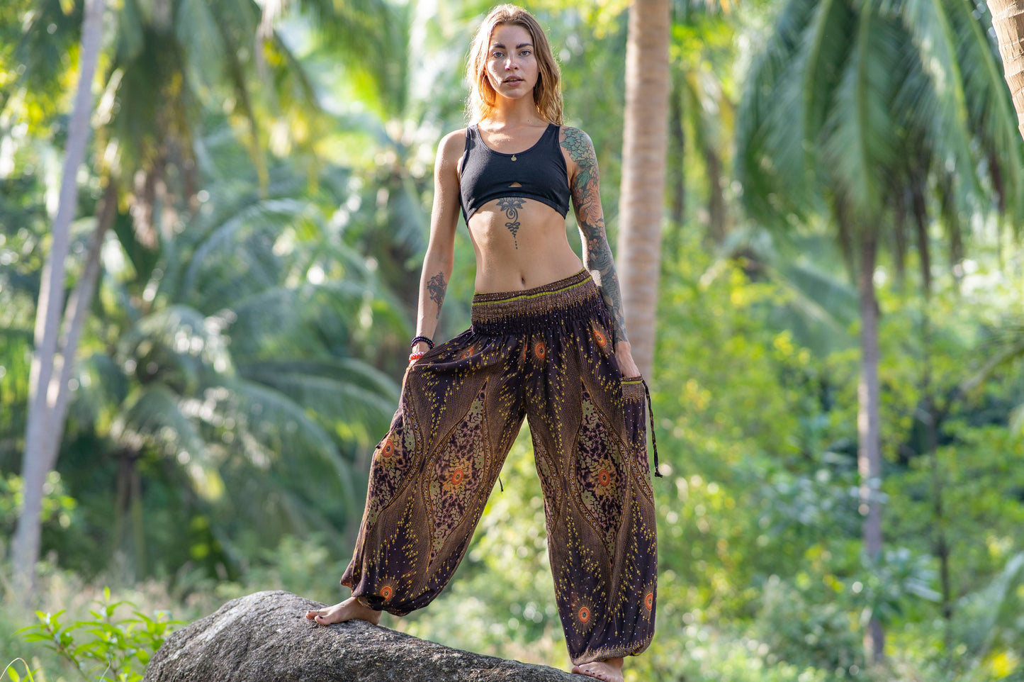 luftige Pluderhose mit Pfauenmuster in braun