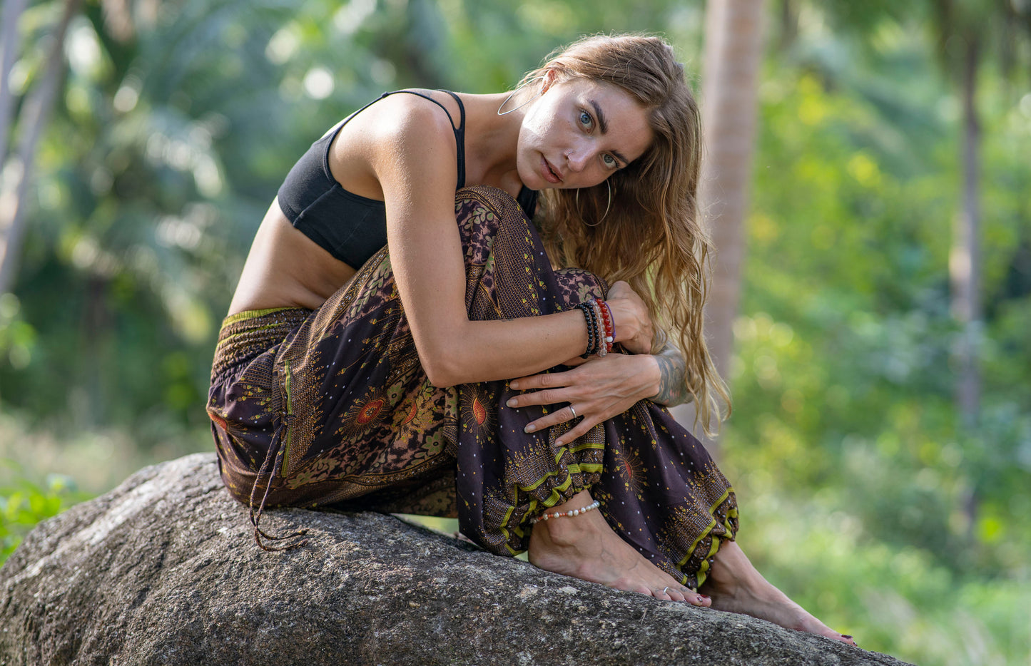 luftige Pluderhose mit Pfauenmuster in braun