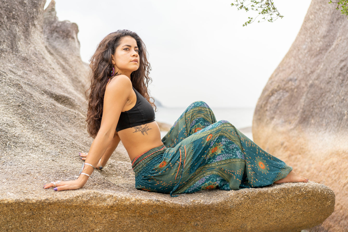 luftige Pluderhose mit Pfauenmuster in türkis