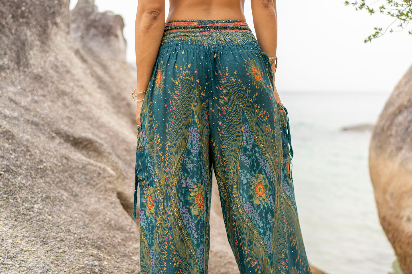 luftige Pluderhose mit Pfauenmuster in türkis