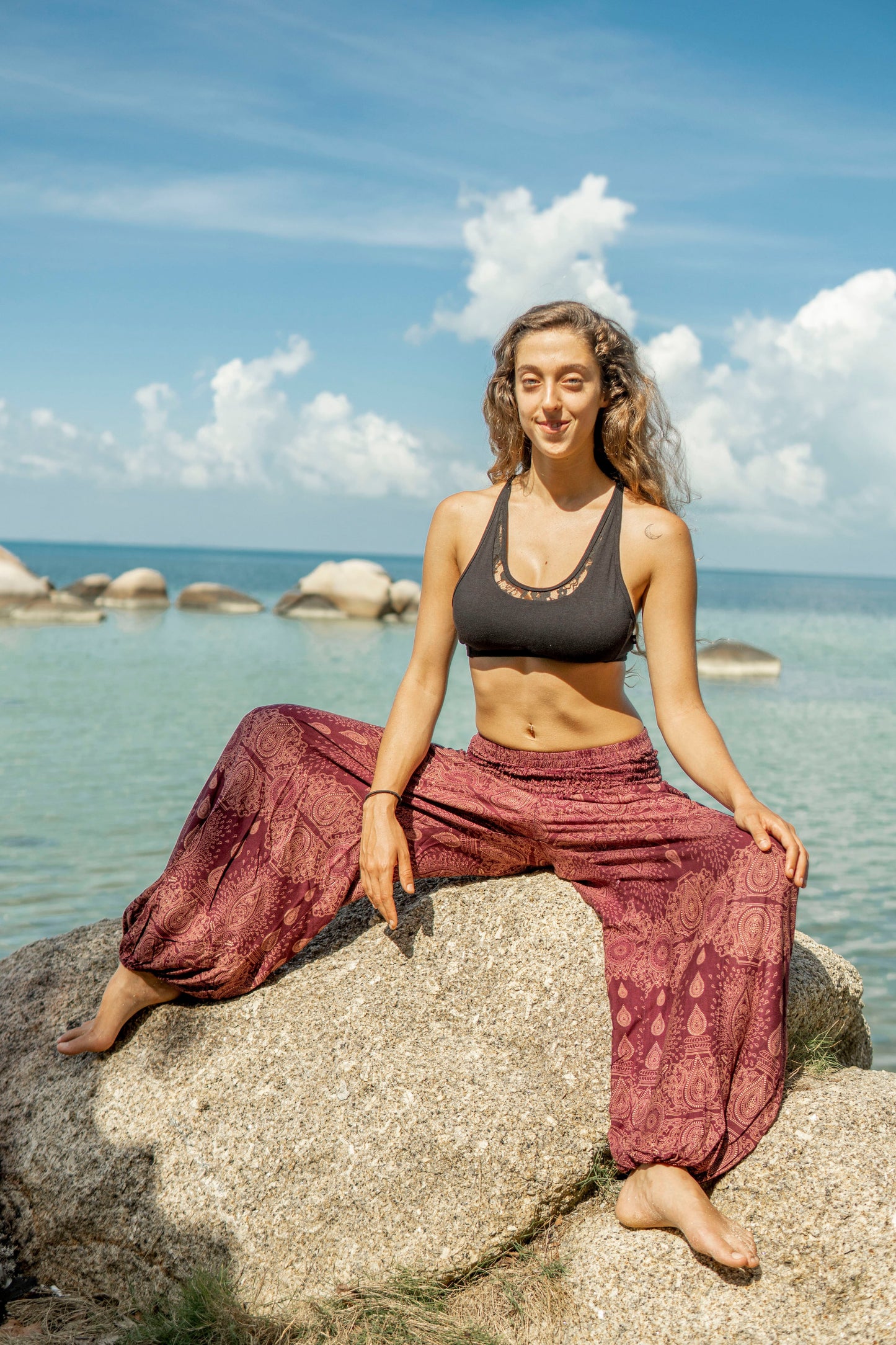 luftige Pluderhose mit filigranem Muster in rot