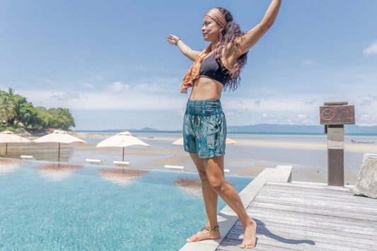 luftige leichte Sommer Shorts filigran gemustert in türkis