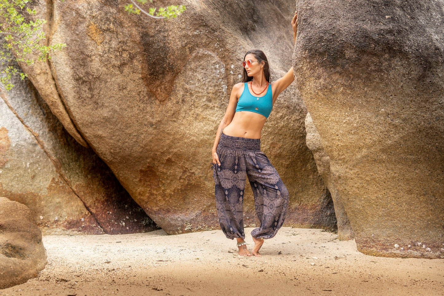 Airy harem pants with a delicate pattern in dark blue