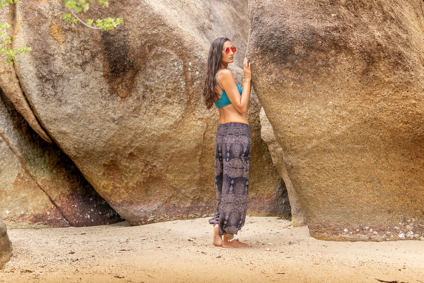 Airy harem pants with a delicate pattern in dark blue