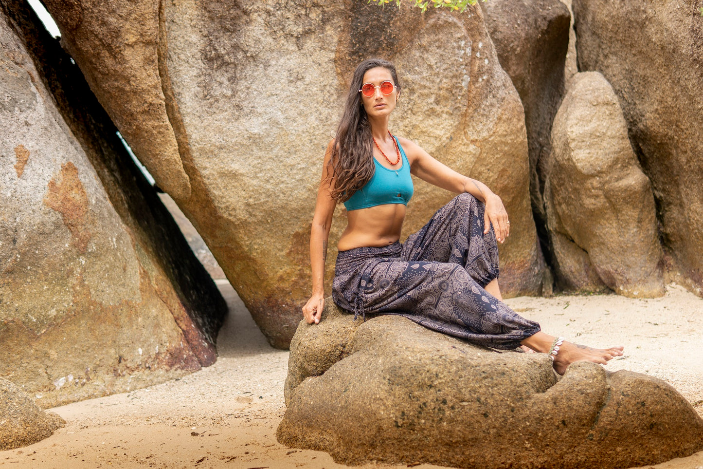 Airy harem pants with a delicate pattern in dark blue