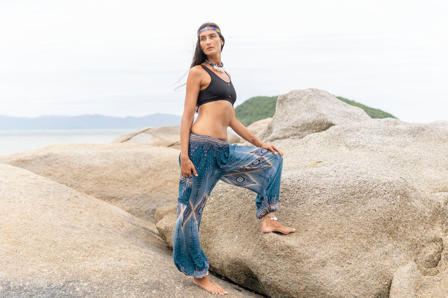 luftige Pluderhose mit Pfauenmuster in türkis