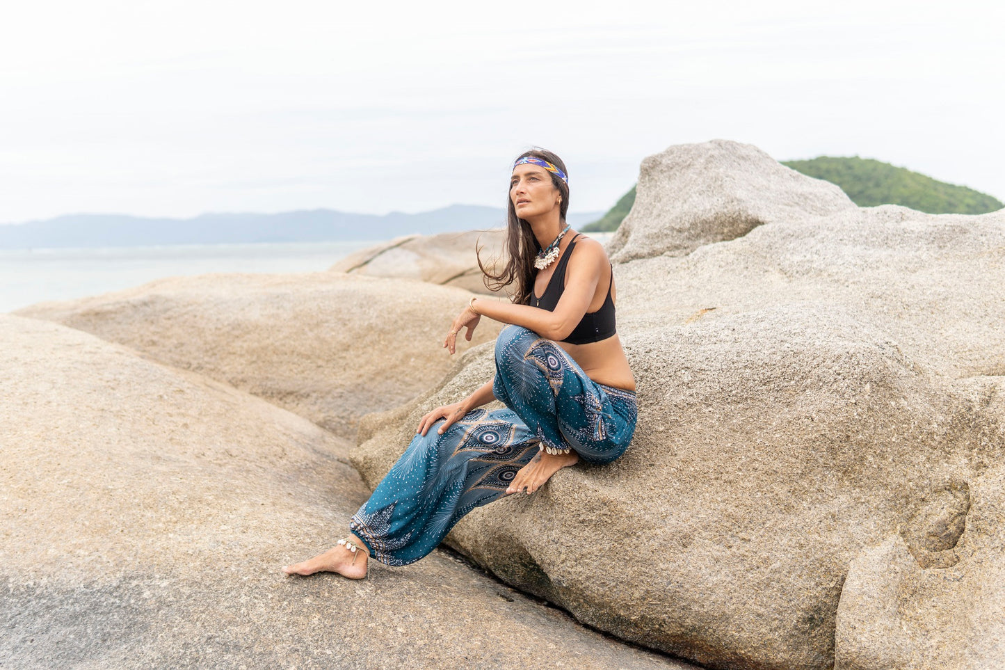 luftige Pluderhose mit Pfauenmuster in türkis