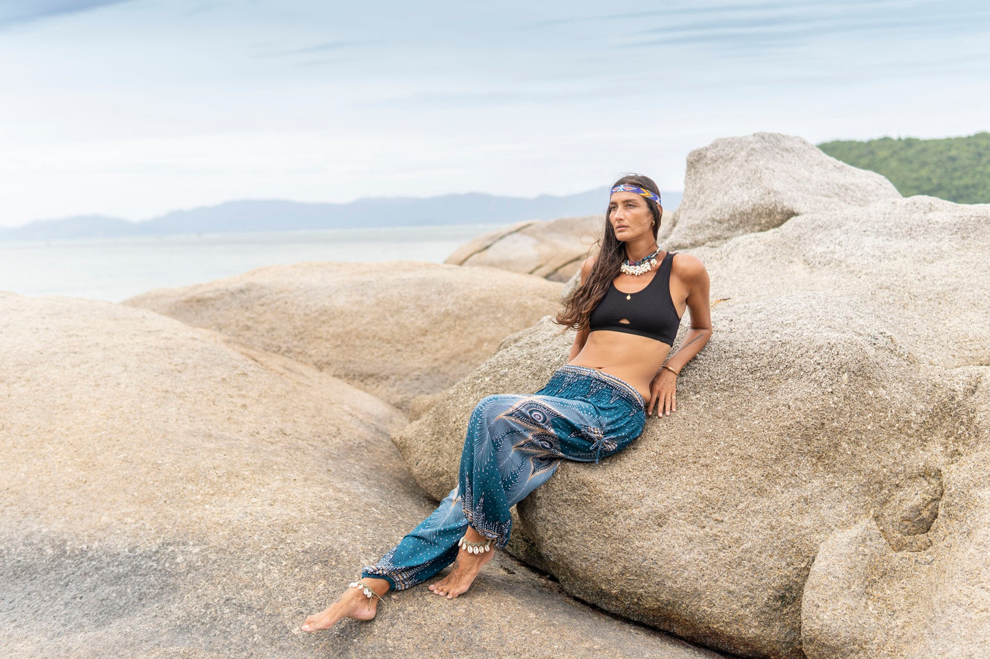 luftige Pluderhose mit Pfauenmuster in türkis