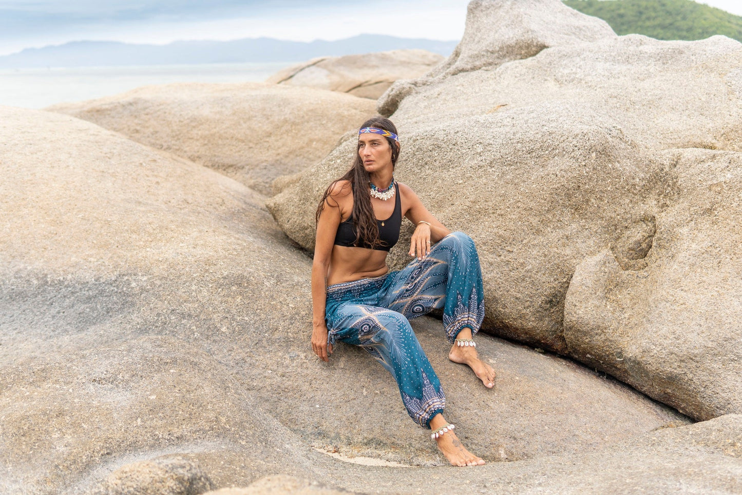 luftige Pluderhose mit Pfauenmuster in türkis