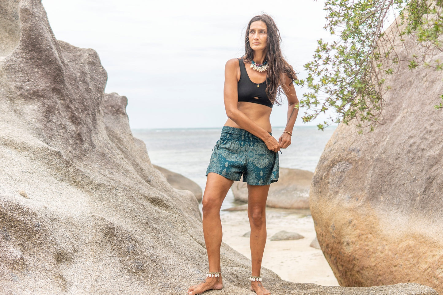 luftige leichte Sommer Shorts filigran gemustert in grün