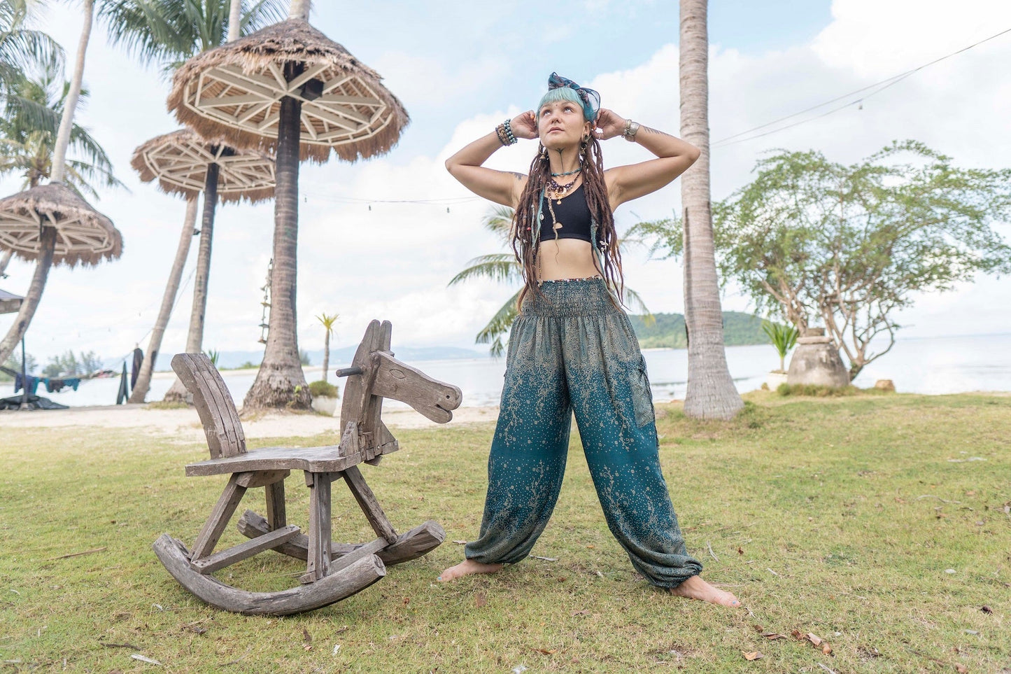 luftige Pluderhose mit floralem Muster in türkis mit Taschen