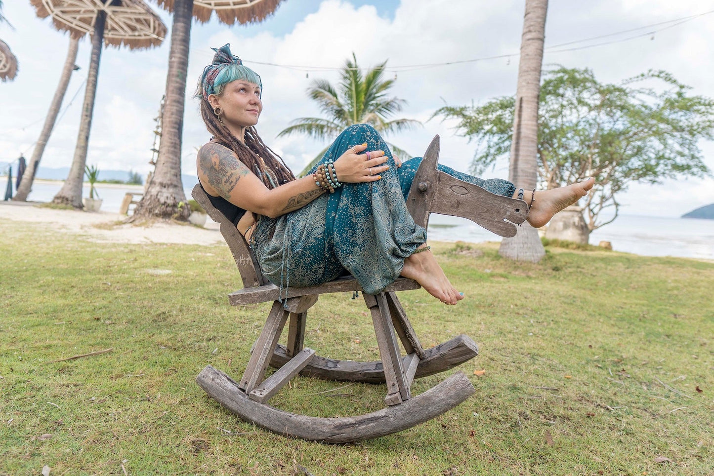 luftige Pluderhose mit floralem Muster in türkis mit Taschen