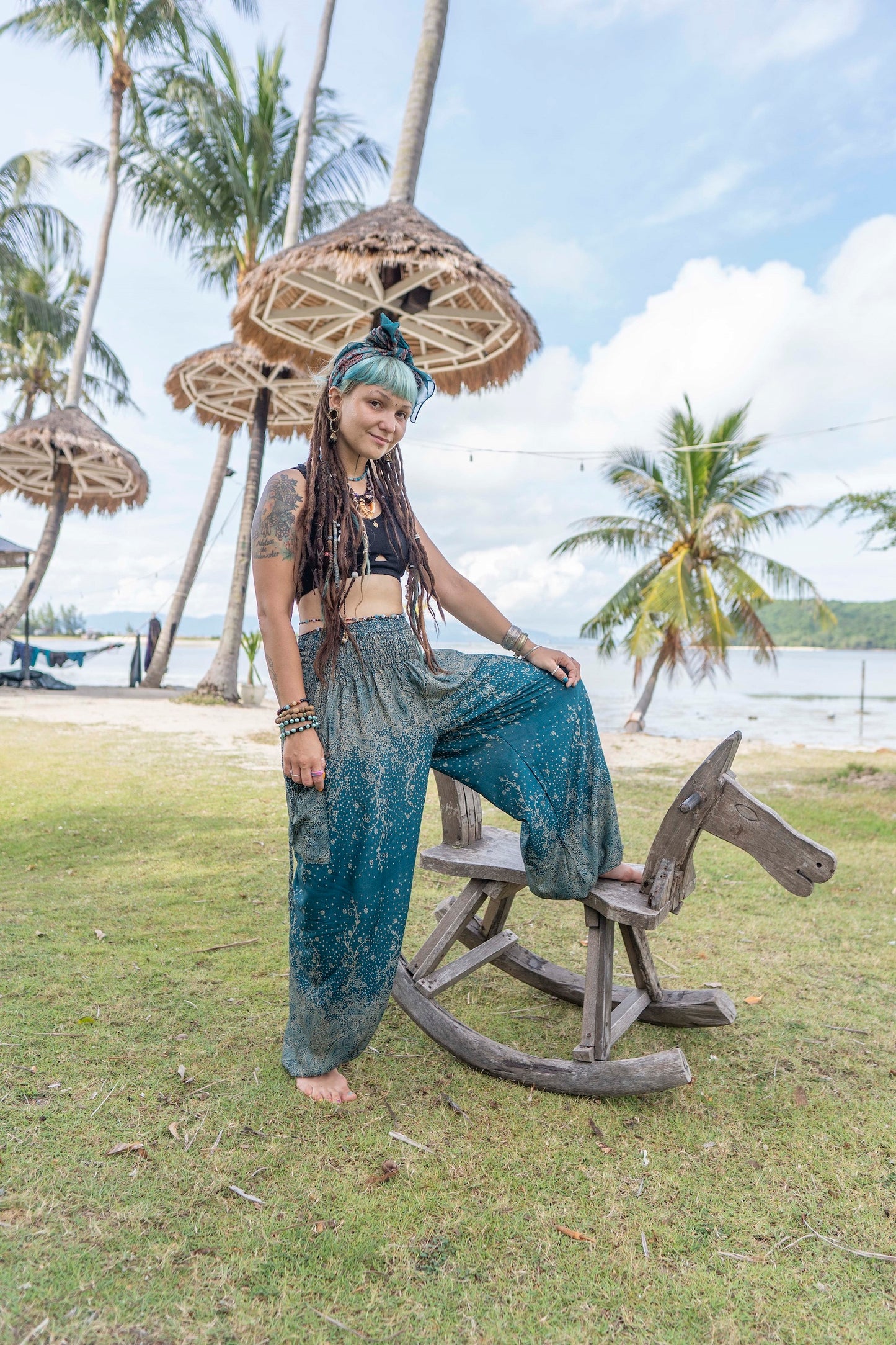luftige Pluderhose mit floralem Muster in türkis mit Taschen