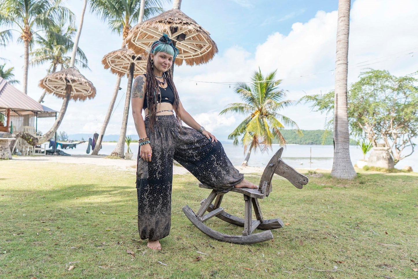 luftige Pluderhose mit floralem Muster in schwarz mit Taschen