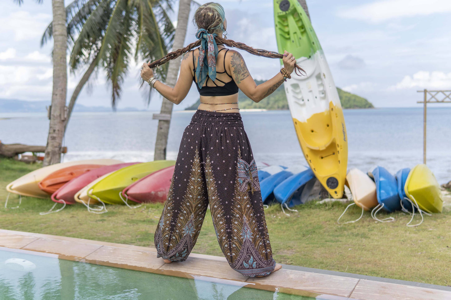 luftige Pluderhose mit Pfauenmuster in braun