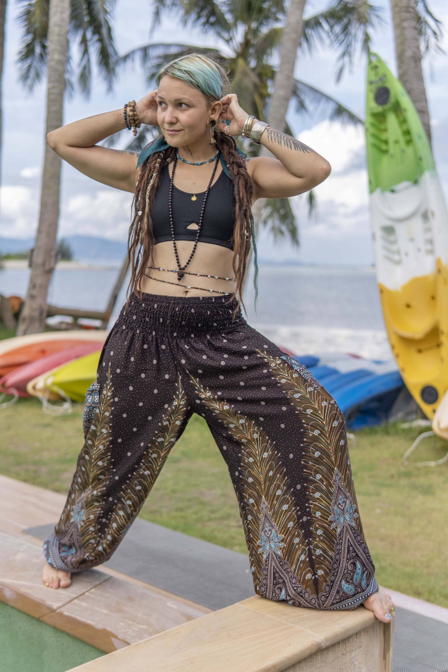 luftige Pluderhose mit Pfauenmuster in braun