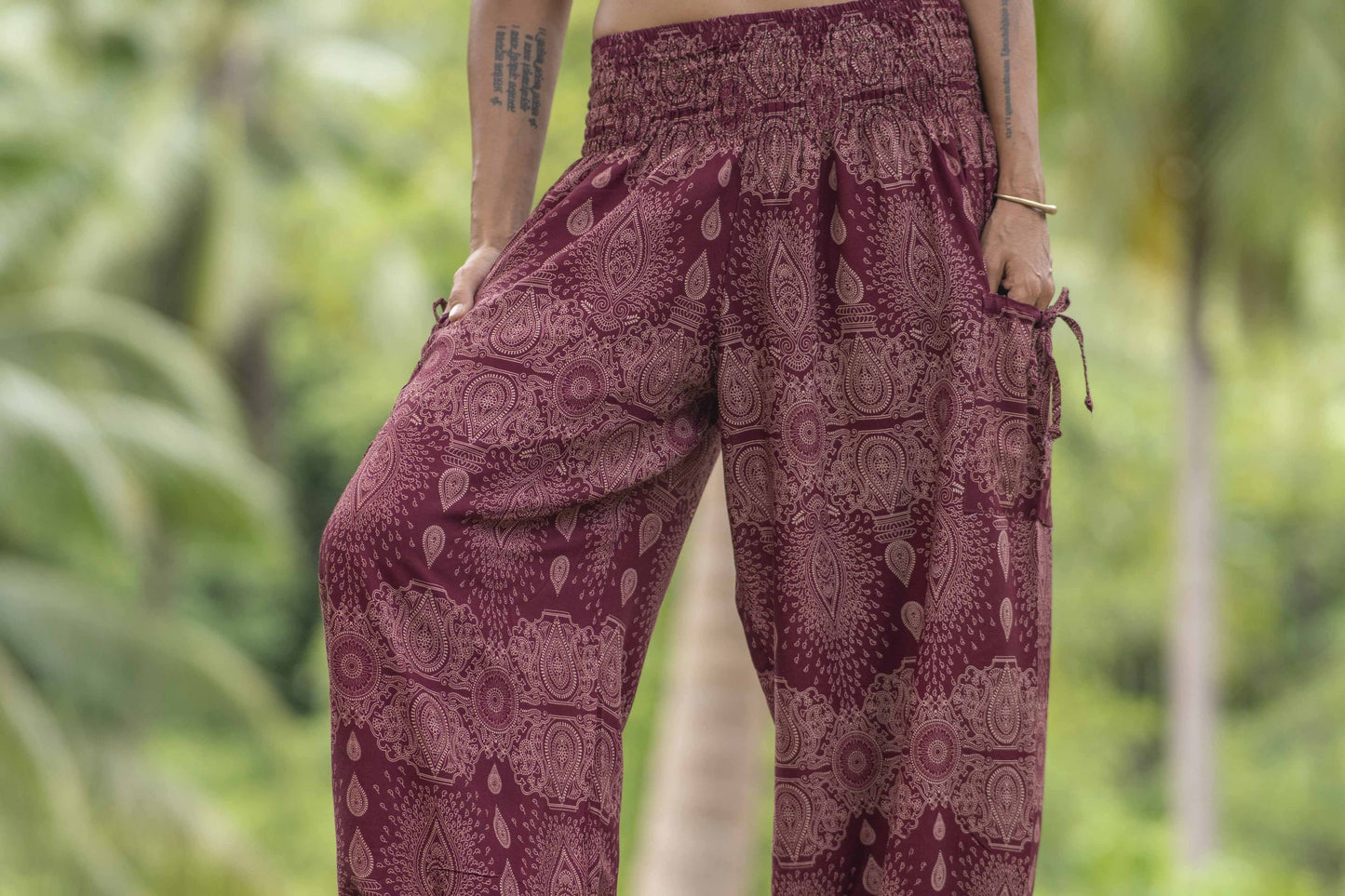 luftige Pluderhose mit filigranem Muster in rot