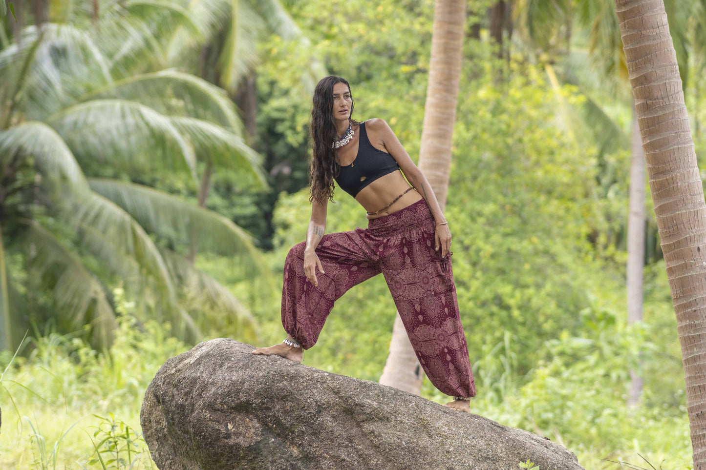 luftige Pluderhose mit filigranem Muster in rot