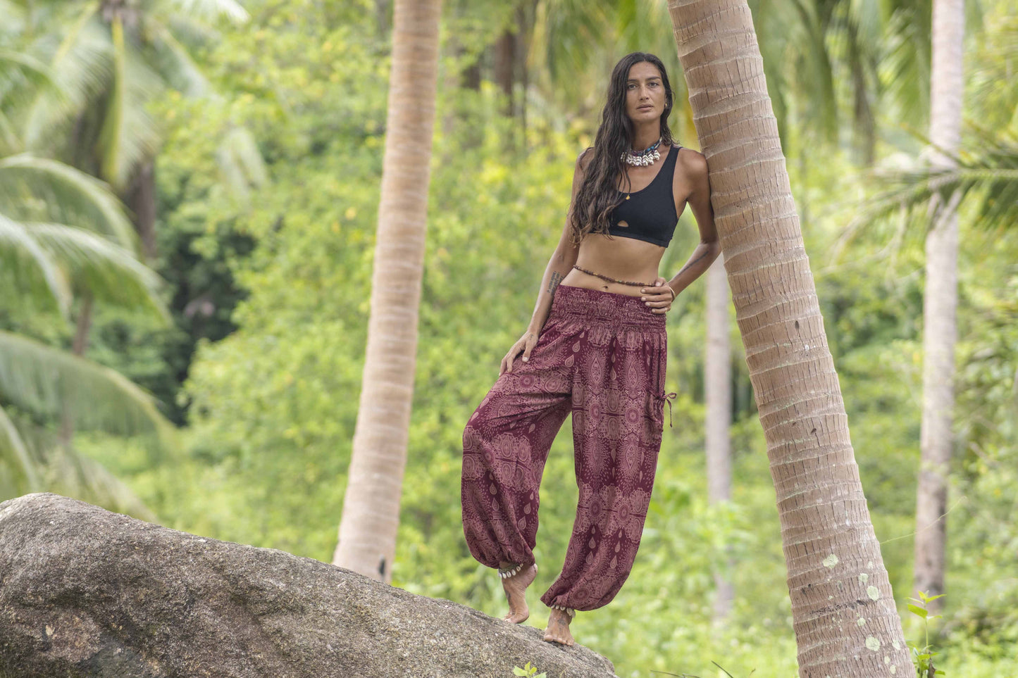 luftige Pluderhose mit filigranem Muster in rot