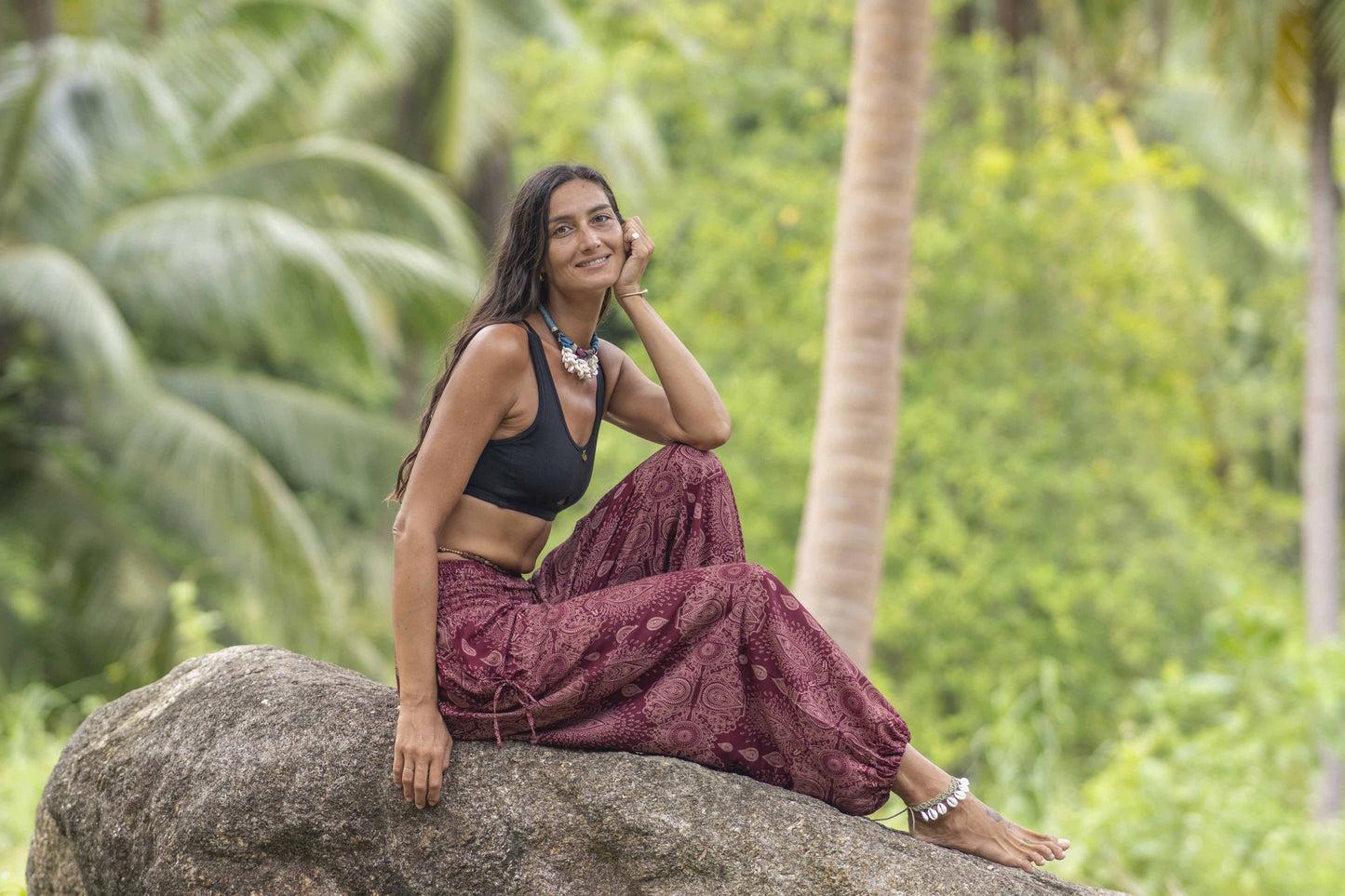 luftige Pluderhose mit filigranem Muster in rot