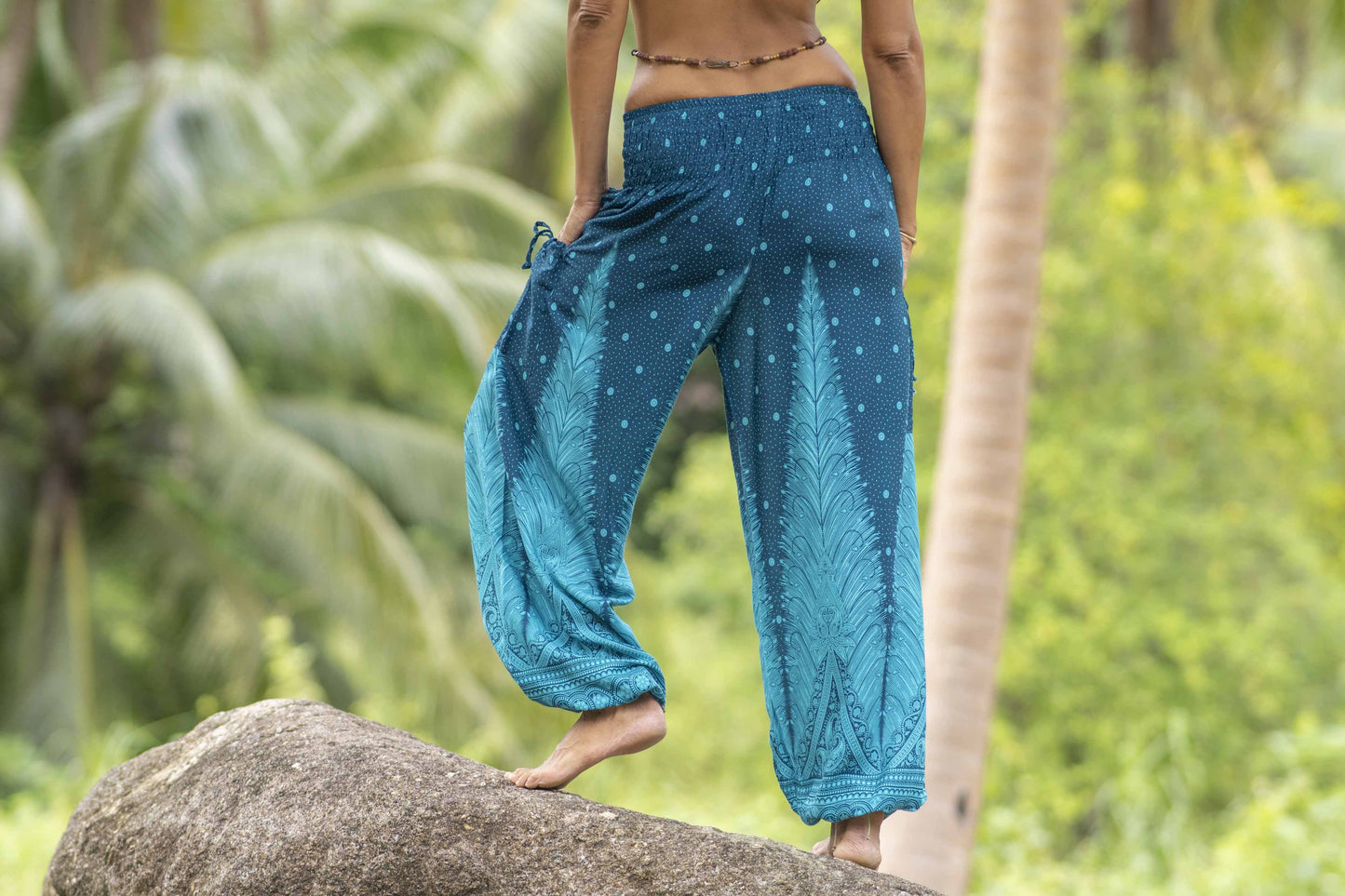 luftige Pluderhose mit Pfauenmuster in türkis mit Taschen