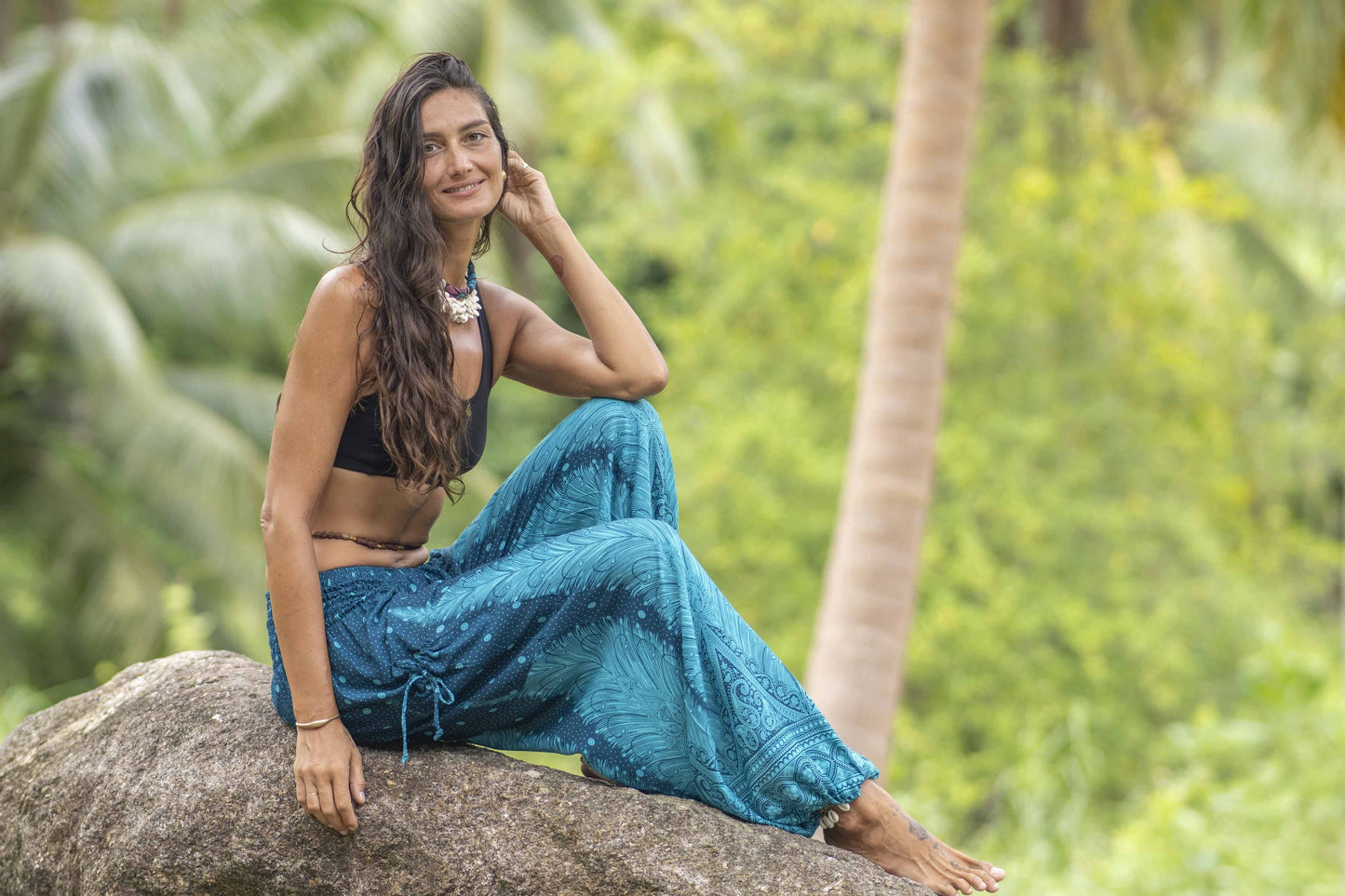 luftige Pluderhose mit Pfauenmuster in türkis mit Taschen