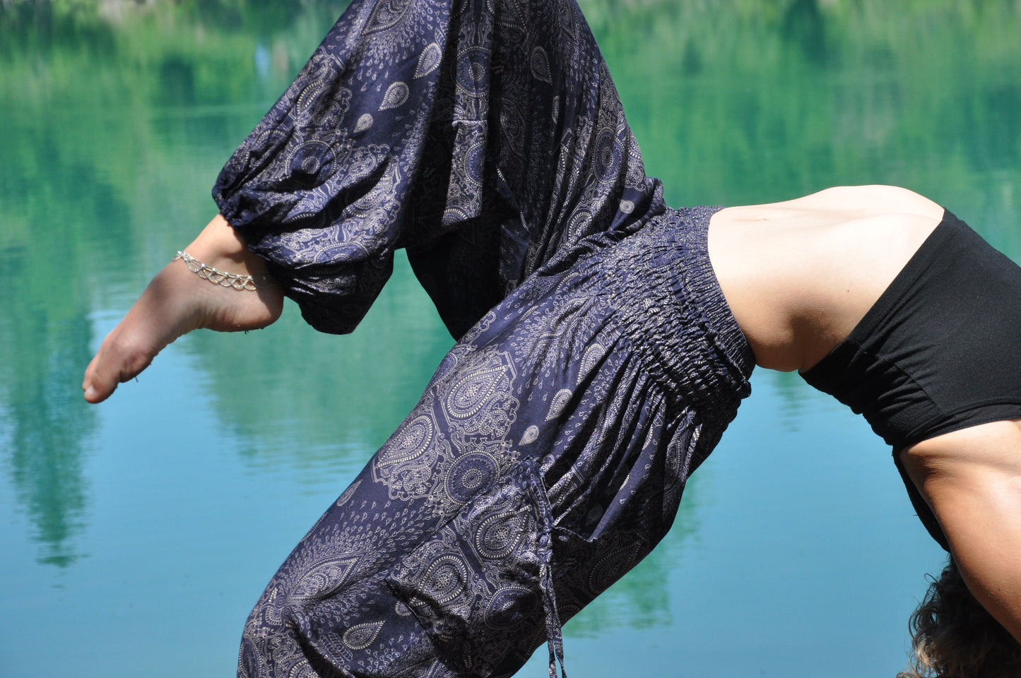 Airy harem pants with a delicate pattern in dark blue