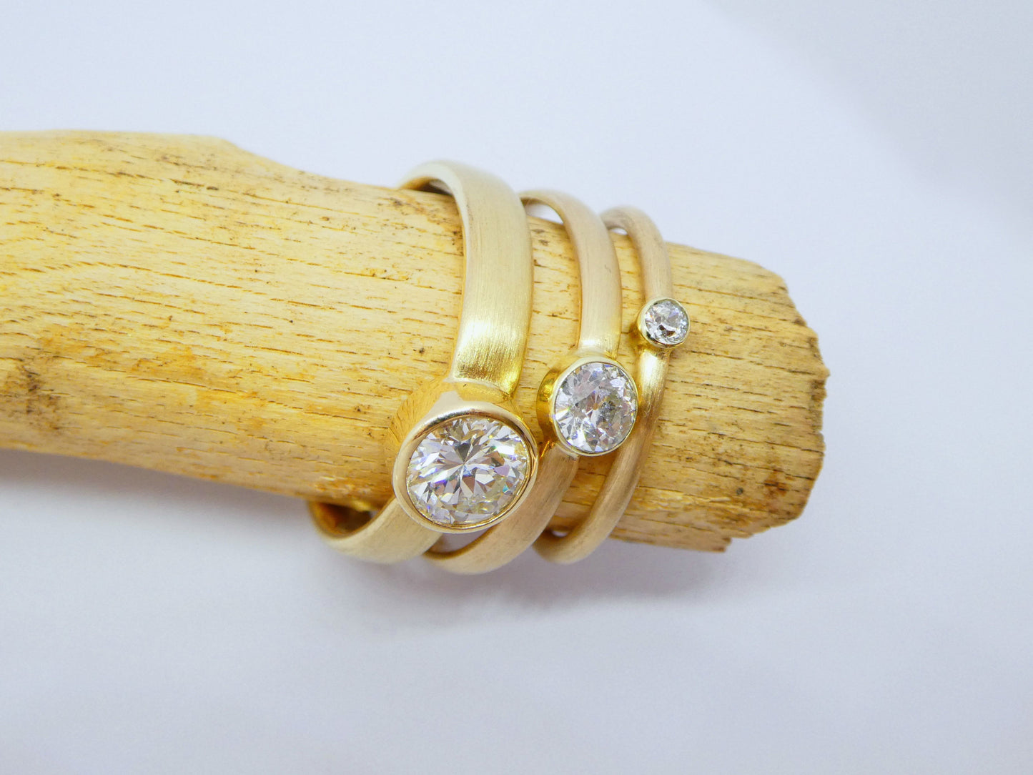 schmaler handgearbeiteter Goldring mit Diamant