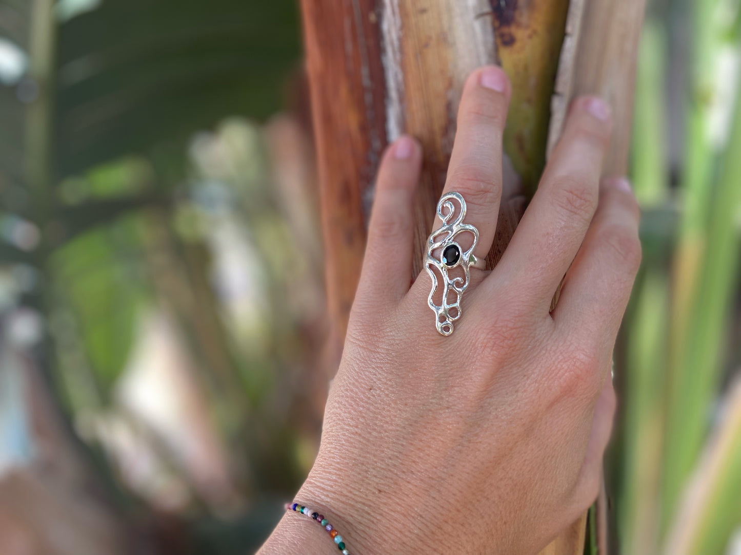 verschnörkelter Silber Ring mit Spiralen und schwarzem Stein