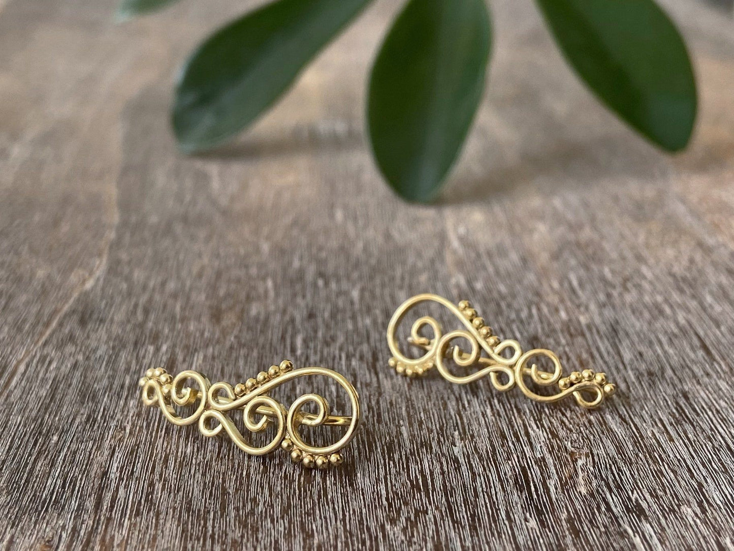 Earclimber Ohrringe mit Spiralen und Pünktchen aus Silber