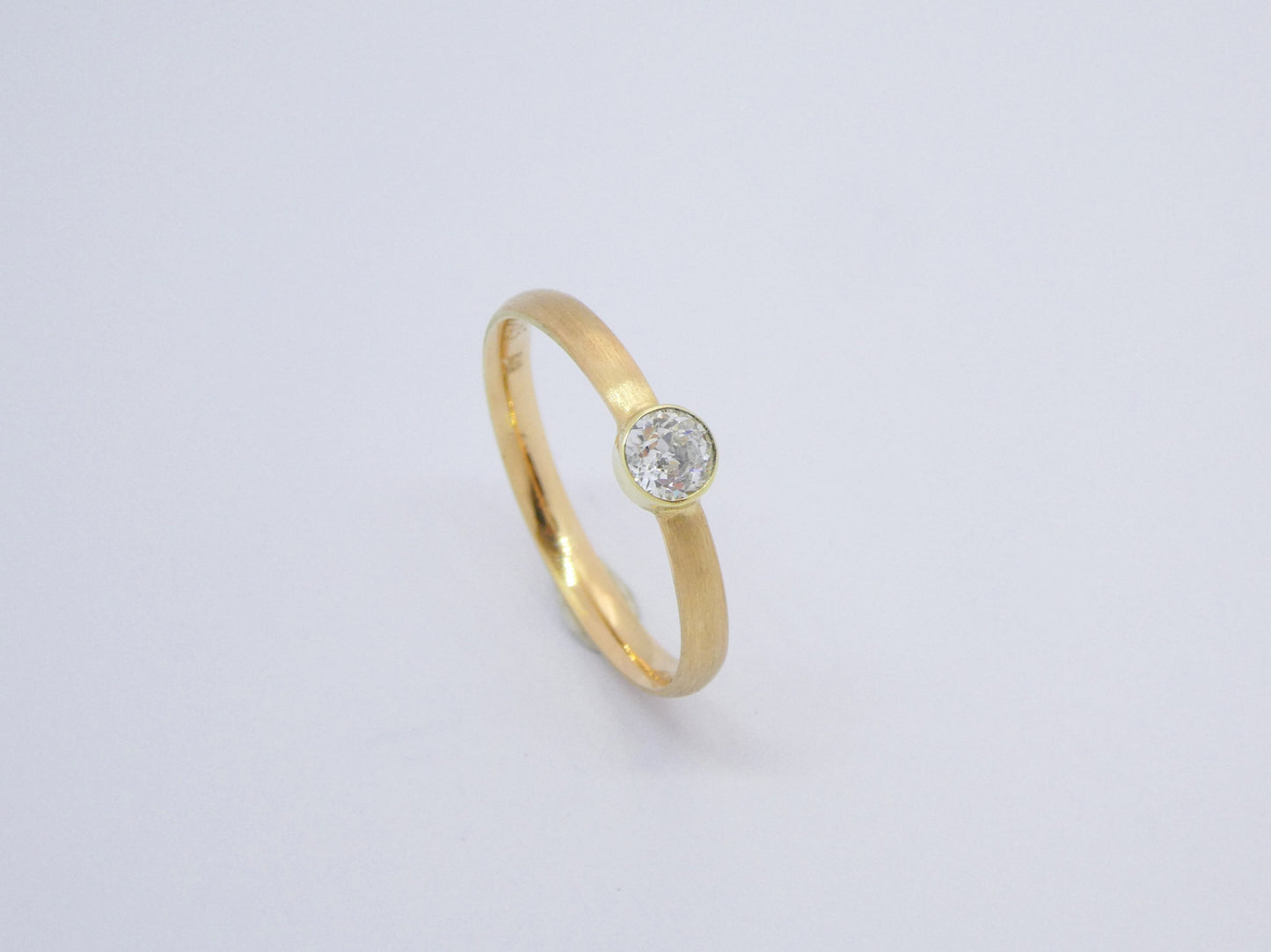 handgearbeiteter Goldring mit Diamant