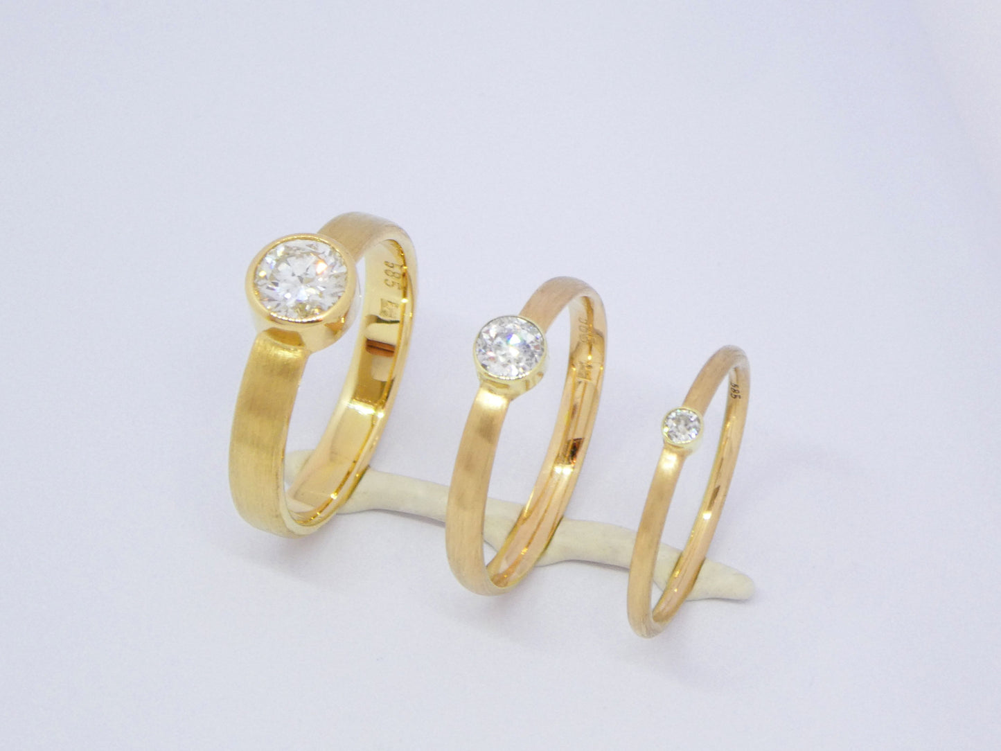 schmaler handgearbeiteter Goldring mit Diamant