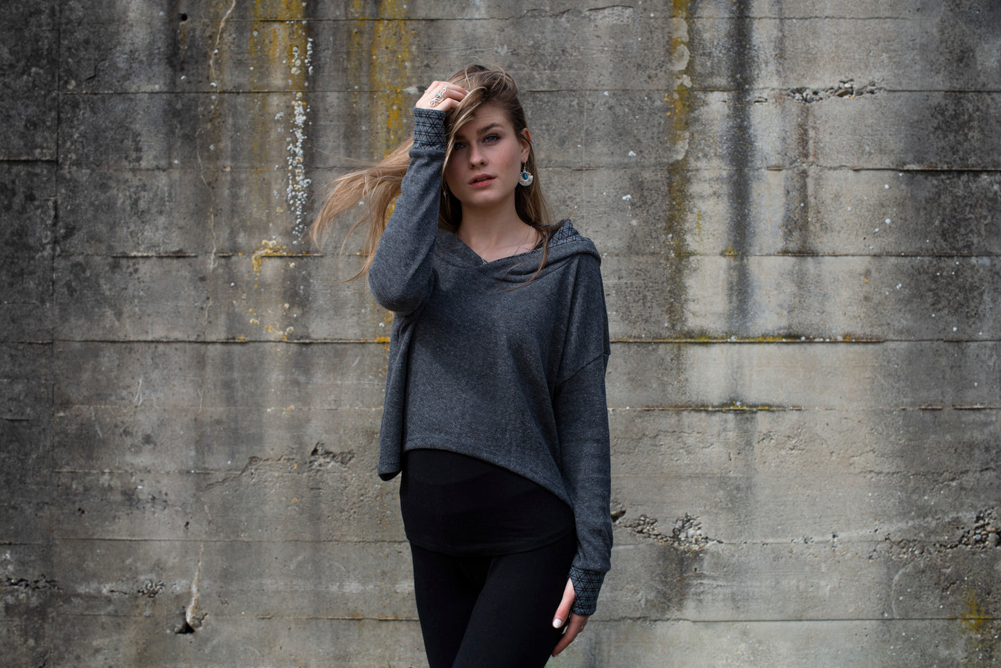halblanger Strickpulli mit Kapuze in grau