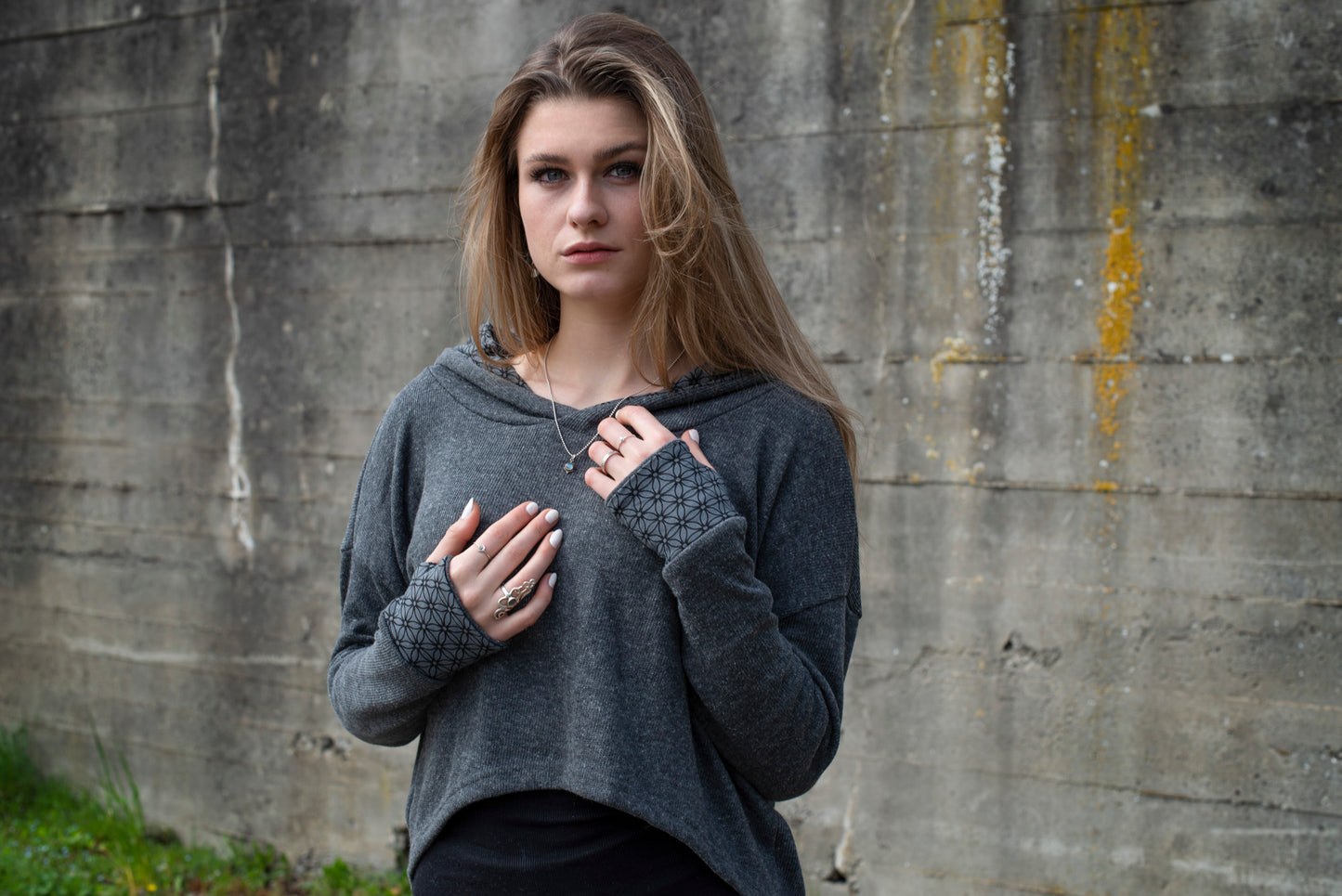 halblanger Strickpulli mit Kapuze in grau