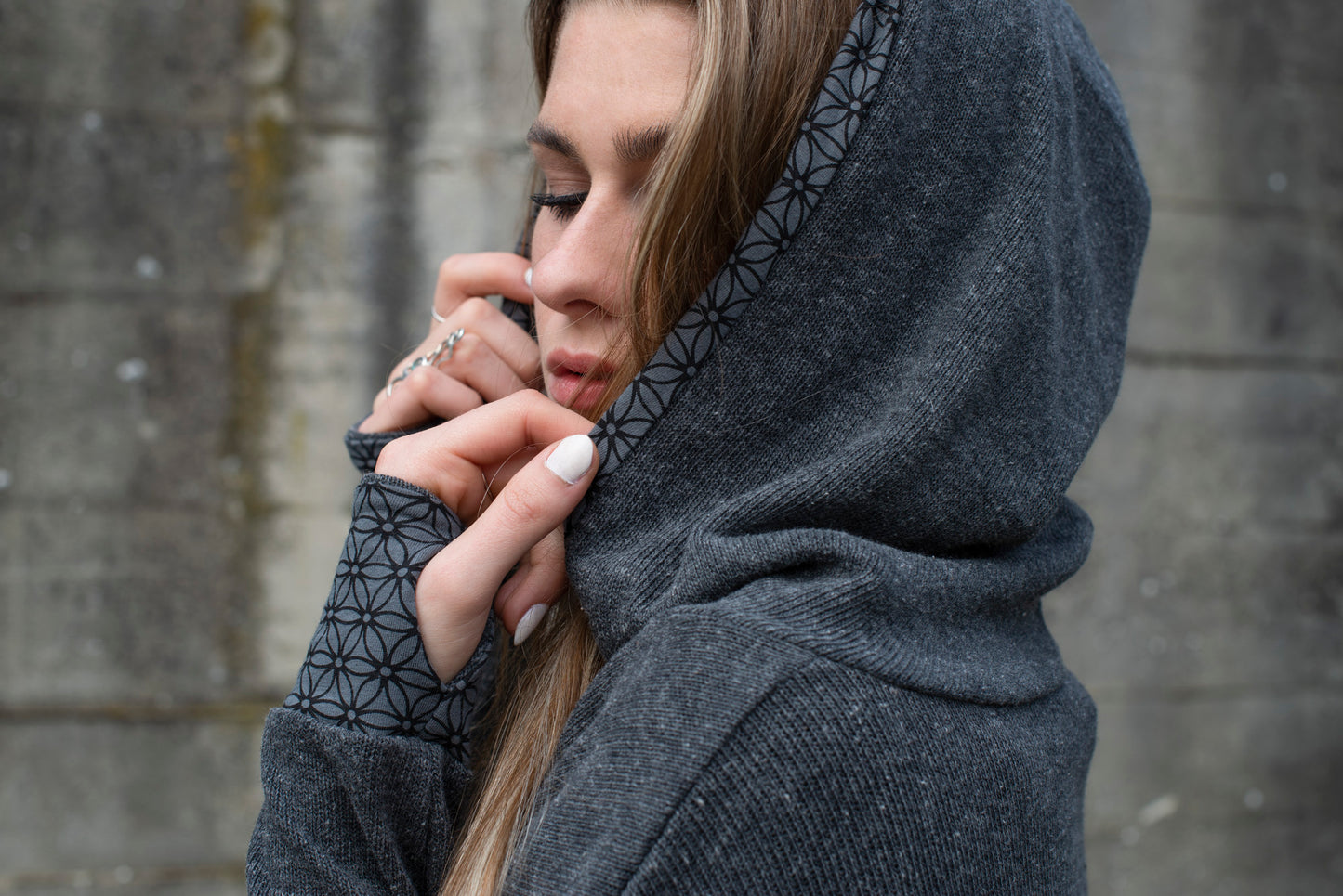 halblanger Strickpulli mit Kapuze in grau