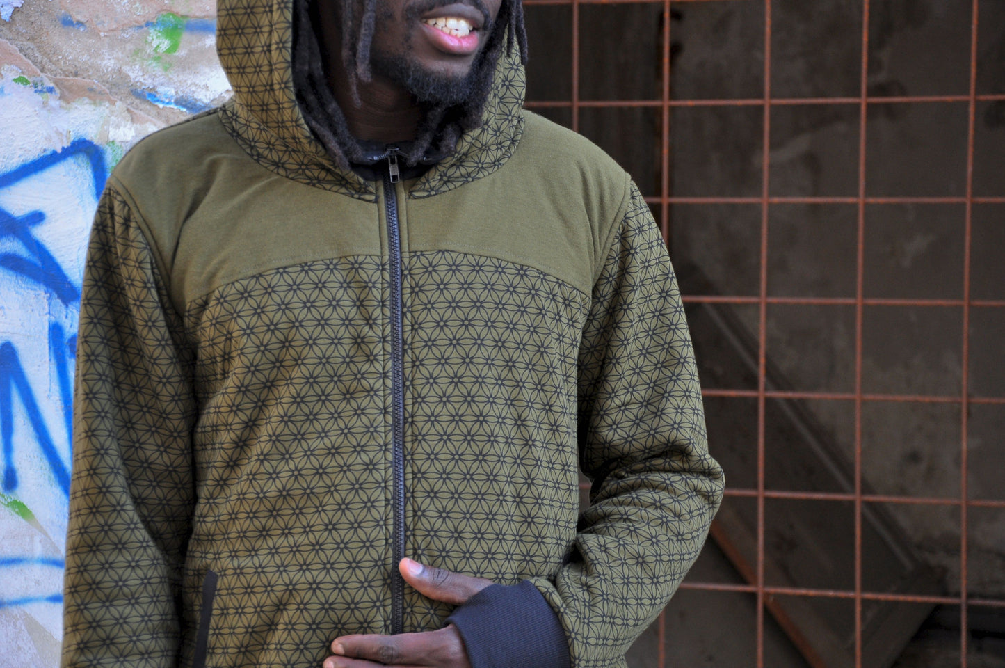 Männer Hoodie in olivgrün mit Daumenlöchern