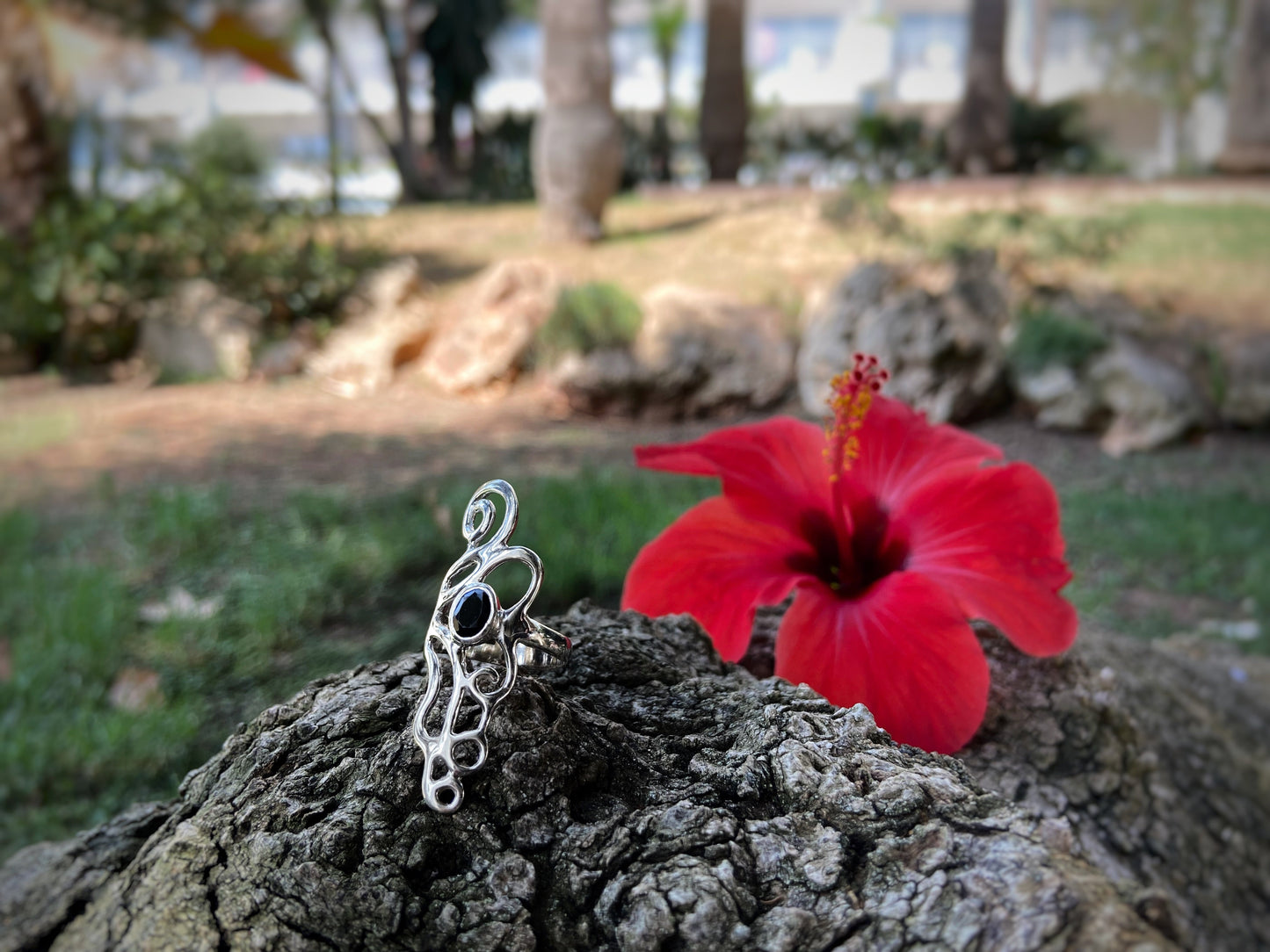 verschnörkelter Silber Ring mit Spiralen und schwarzem Stein