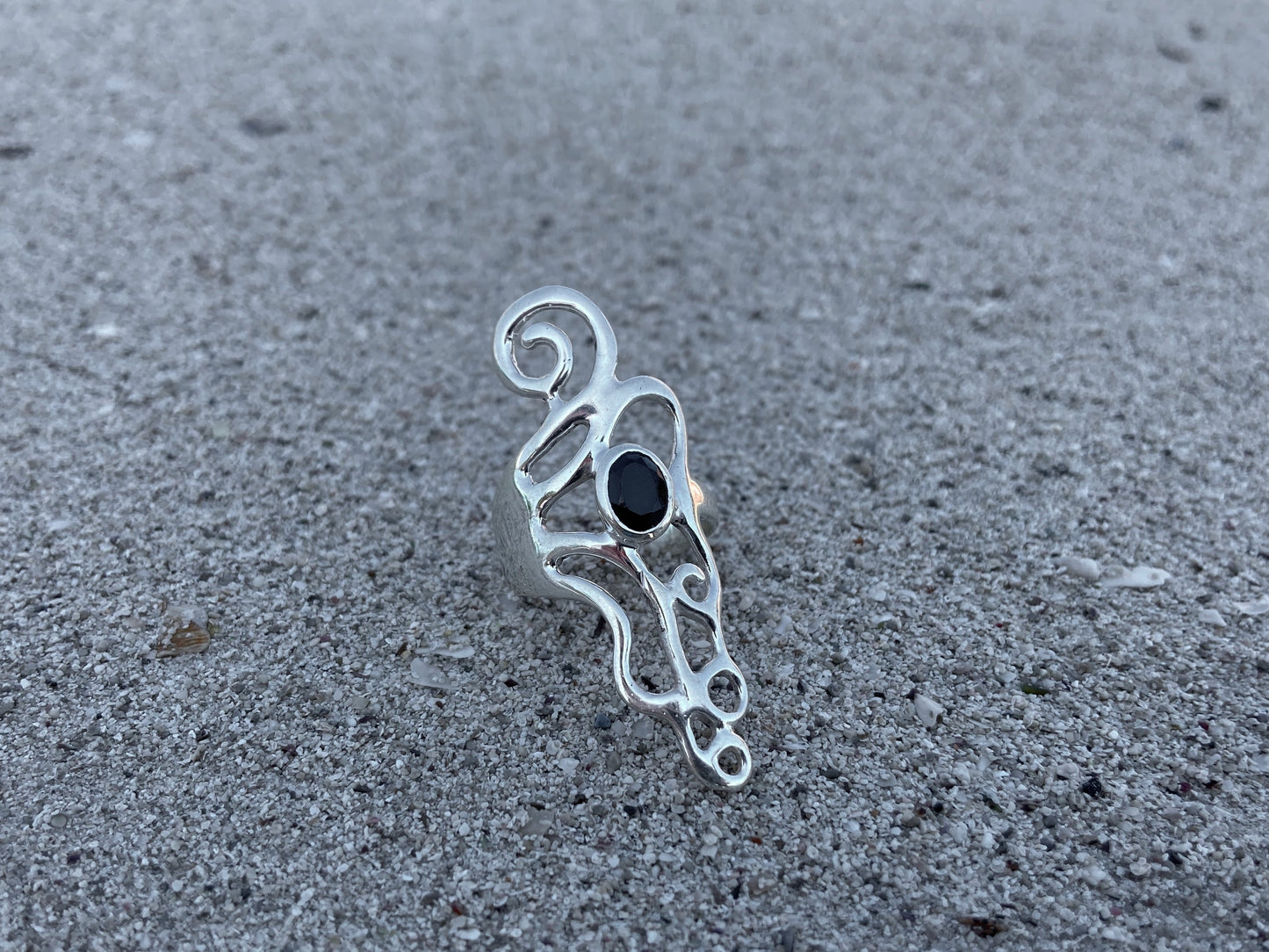 verschnörkelter Silber Ring mit Spiralen und schwarzem Stein