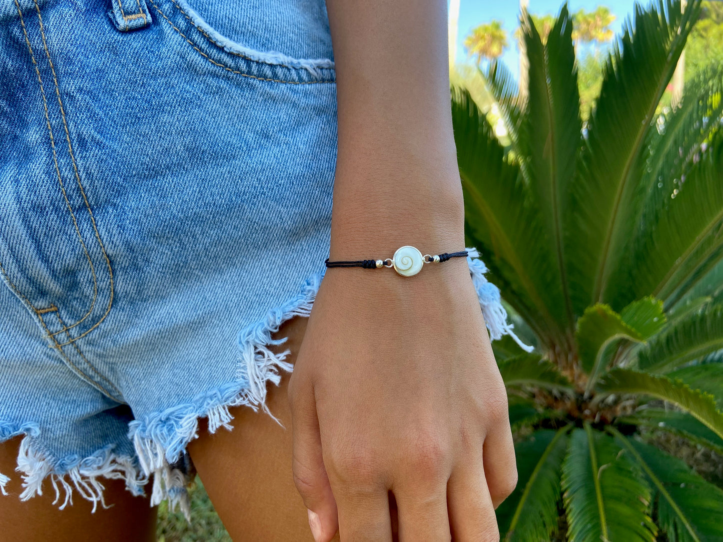 Bracelet with round operculum and silver beads