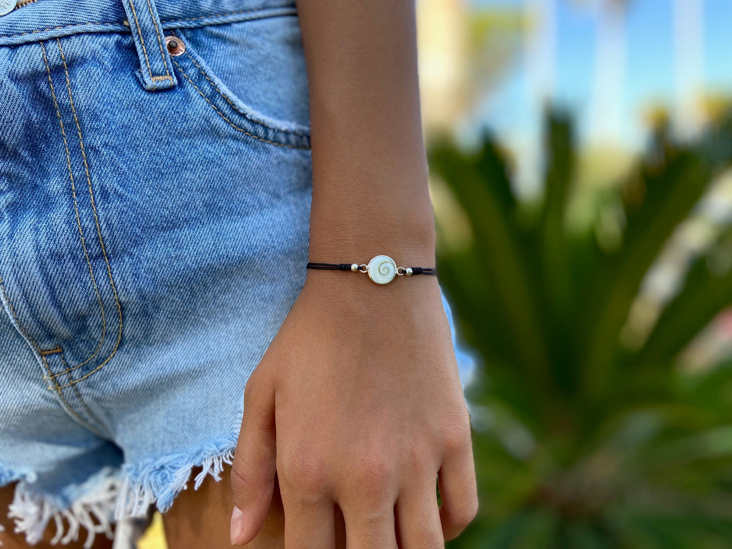 Bracelet with round operculum and silver beads